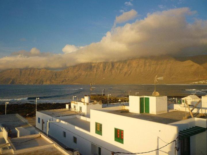 Beautiful Small Bungalow, Amazing Views And Garden Famara Exterior photo