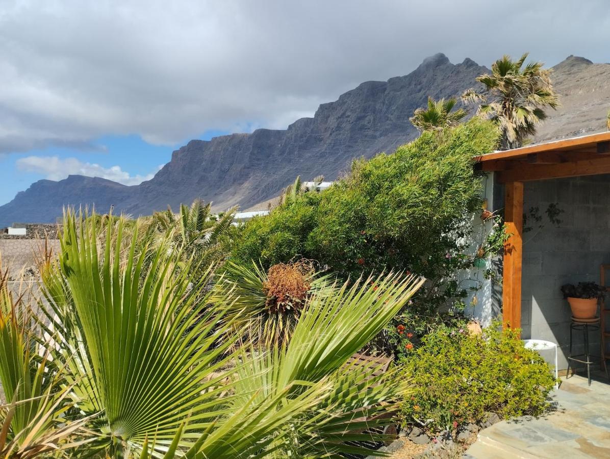 Beautiful Small Bungalow, Amazing Views And Garden Famara Exterior photo